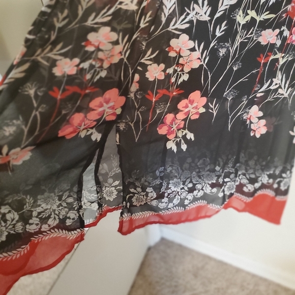 Express  floral batwing heam with slits, soft/flowy - Picture 3 of 6